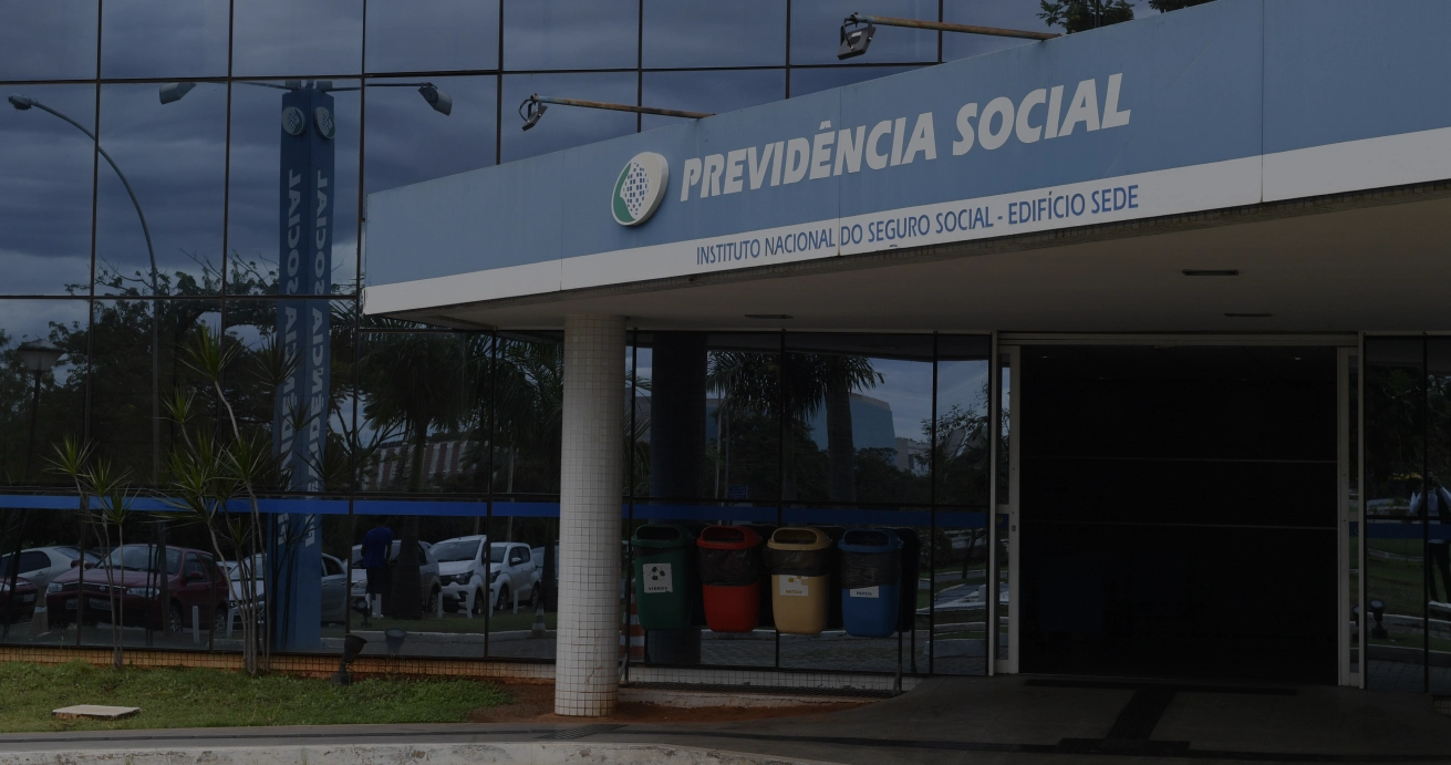 Como o RH deve se portar perante empregado entregue ao INSS e aguardando perícia médica?