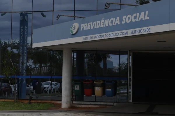Como o RH deve se portar perante empregado entregue ao INSS e aguardando perícia médica?